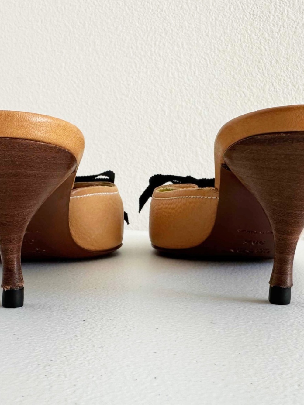 RARE Vintage Prada Eyelet Bow Mules Tan Leather Kitten Heels 39.5 Italy Y2K - Picture 10 of 13